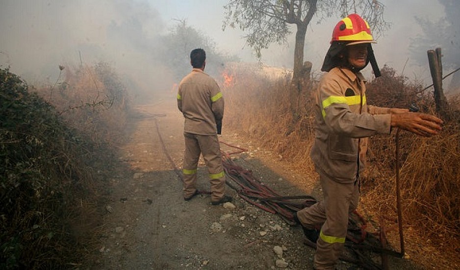 Ανεξέλεγκτη η φωτιά στη Σητεία: Κινδύνευσαν πυροσβέστες, απειλήθηκε οικισμός