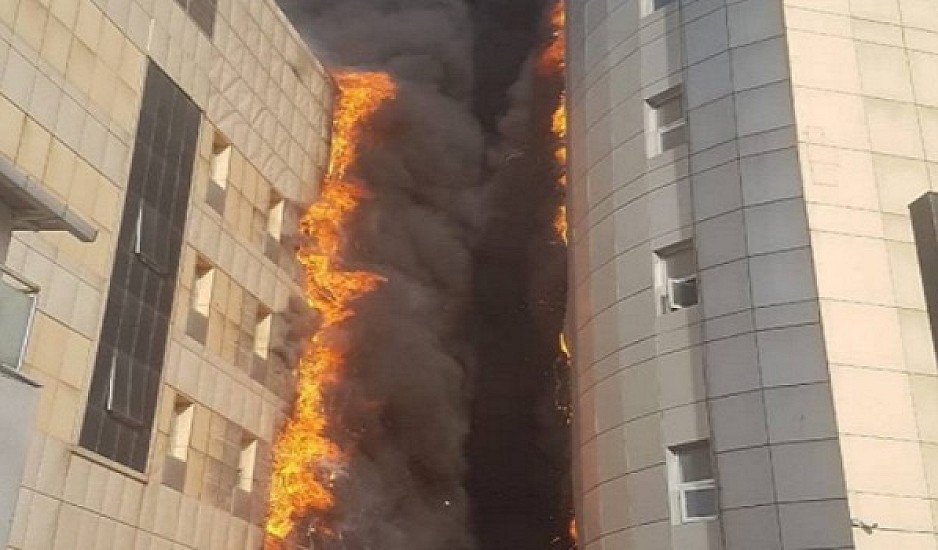 Μεγάλη πυρκαγιά σε πολυώροφο νοσοκομείο της Κωνσταντινούπολης