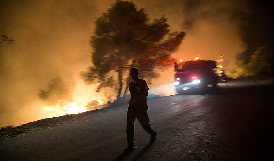 Φωτιά στη Σάμο: Ολονύχτια μάχη με τις φλόγες, εκκενώθηκαν τέσσερα ξενοδοχεία