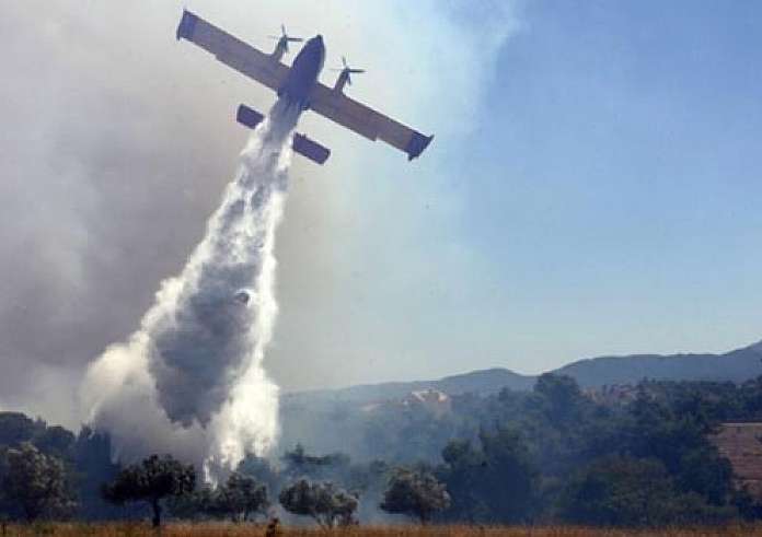 Φωτιά στη Μάνδρα: Ξεκίνησαν οι ρίψεις νερού από τα εναέρια μέσα υπό τον φόβο αναζωπυρώσεων