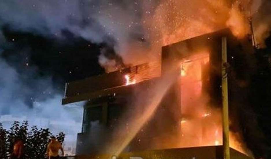 Συγκλονιστικές εικόνες από τη φωτιά στο εστιατόριο στη Λ. Αμφιθέας - Πληροφορίες για τραυματίες