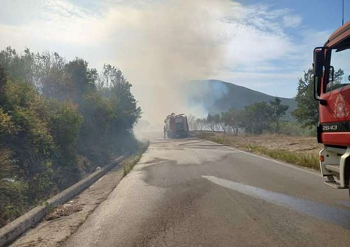 Φωτιά τώρα στη Βαρυμπόμπη