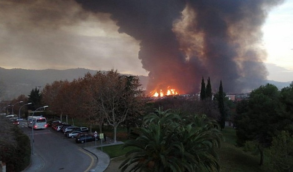 Φωτιά σε χημικό εργοστάσιο στη Βαρκελώνη