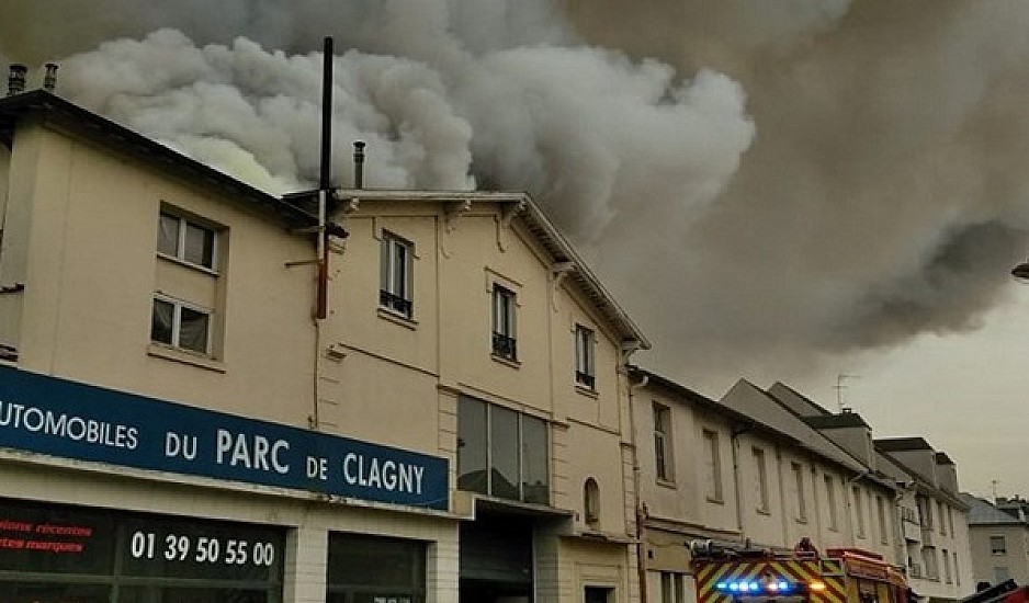 Συναγερμός για μεγάλη φωτιά στις Βερσαλλίες