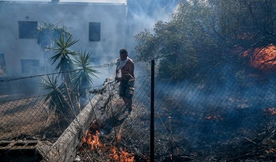 Μάχη για να ελεγχθεί η φωτιά στην Κερατέα - Κινδυνεύουν τα Βίλια - Πέρασε το όρος Πατέρας η φωτιά