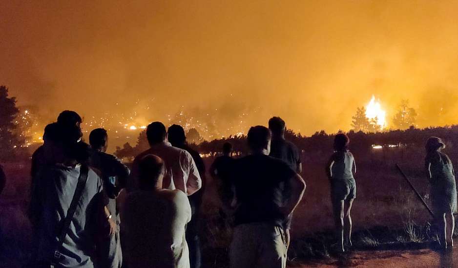 Μεγάλες αναζωπυρώσεις στη Ρόδο – Εφιαλτικές διαστάσεις έχει πάρει η μεγάλη πυρκαγιά