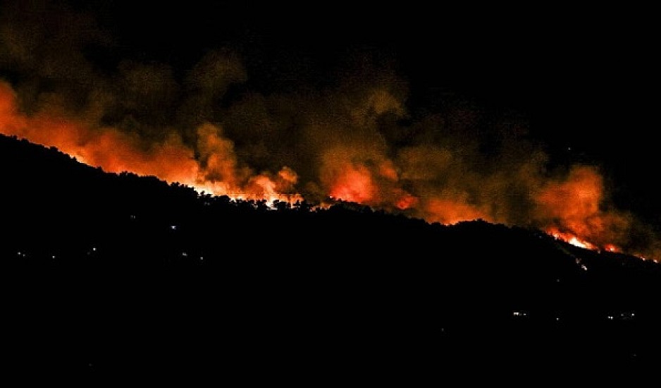 Εύβοια: Ολονύχτια μάχη με τις φλόγες σε 3  μέτωπα– Εκκενώθηκαν 5 χωριά