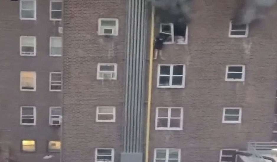 Νέα Υόρκη: Έφήβοι ξεφεύγουν από τις φλόγες σκαρφαλώνοντας από τον 4ο όροφο