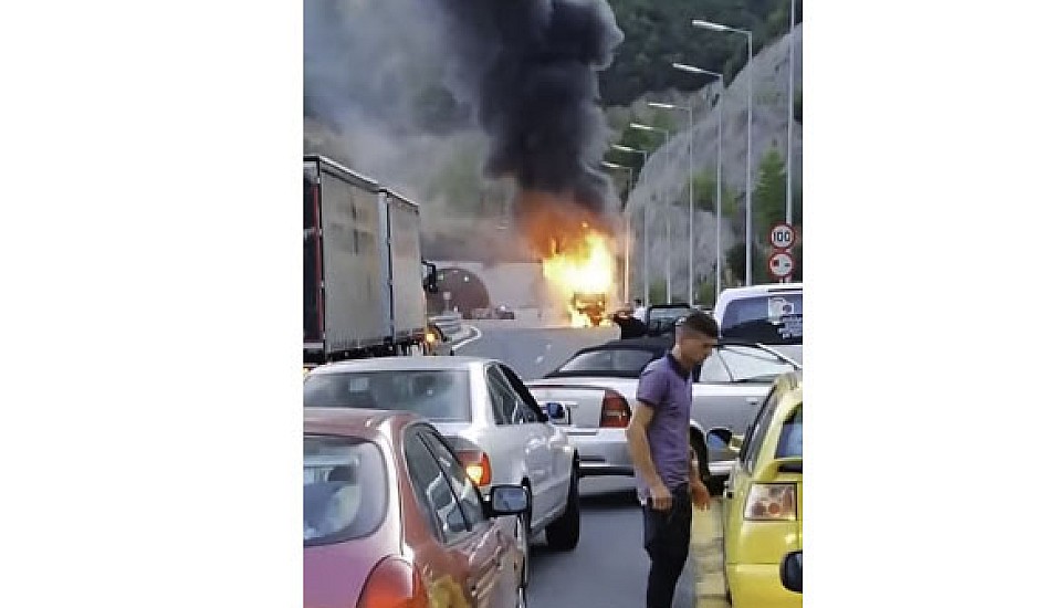 Παραλίγο τραγωδία στην Εγνατία: Ο οδηγός έσωσε τους επιβάτες από φλεγόμενο λεωφορείο