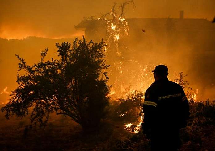 Εύβοια: Φωτιά σε αγροτικό όχημα – Προσπάθεια να μην επεκταθεί η φωτιά σε δασική έκταση