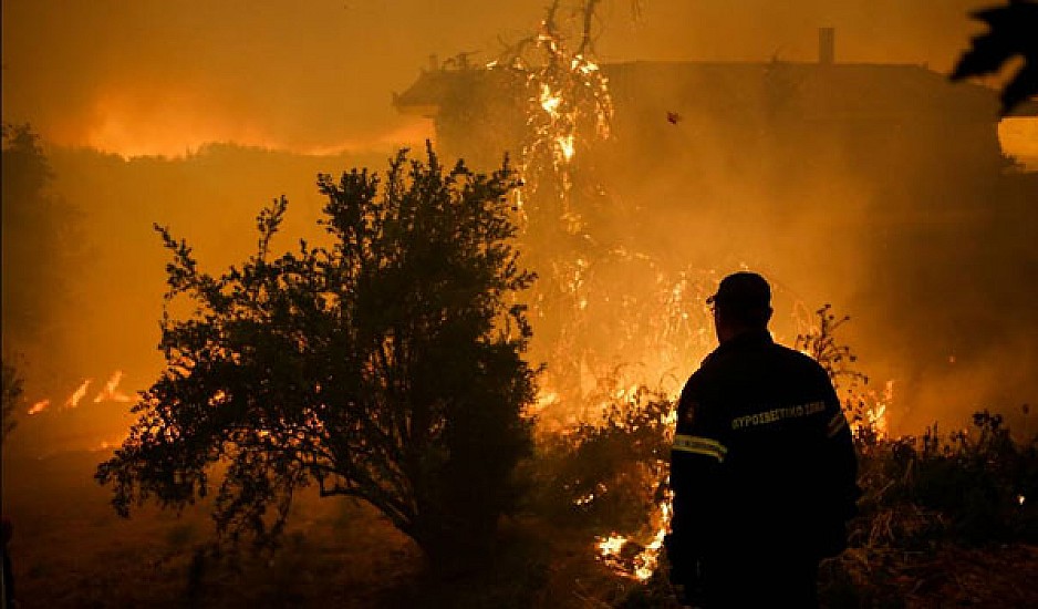 Πύρινη κόλαση στην Εύβοια: Συνεχείς εκκενώσεις χωριών, καίγονται σπίτια στο Μακρυμάλλη