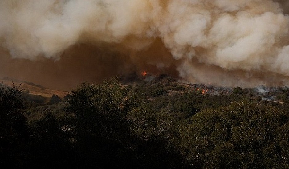 ΗΠΑ: Μεγάλες δασικές πυρκαγιές στην Καλιφόρνια έκαναν στάχτη πάνω από 150.000 στρέμματα