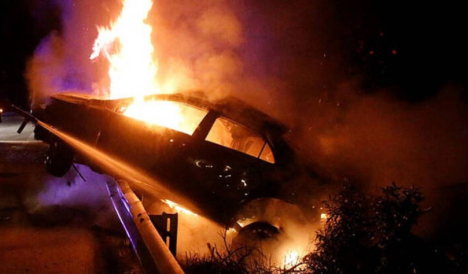 Πήρε φωτιά αυτοκίνητο εν κινήσει στην Αθηνών-Λαμίας. Σώθηκαν οι επιβάτες