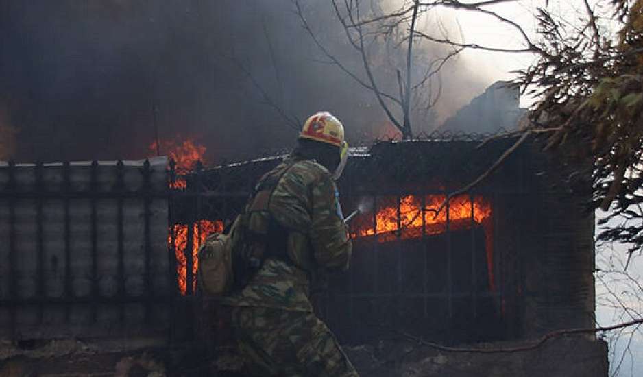 Φωτιά στην Ανάβυσσο: Καμμένα σπίτια,  αμάξια, πυκνοί μαύροι καπνοί - Συνεχίζει το καταστροφικό της έργο