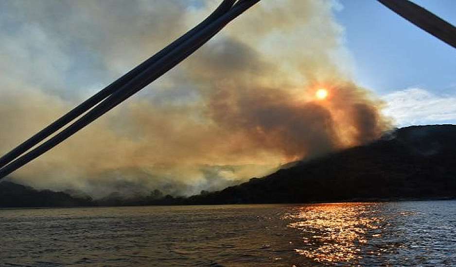 Κέρκυρα: Πολλαπλές εστίες στην πυρκαγιά του Ερημίτη - Λουόμενοι εγκλωβίστηκαν σε παραλία
