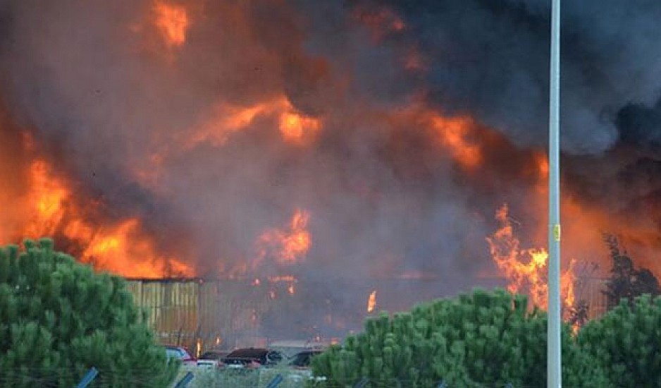 Κωνσταντινούπολη: Δύο πυροσβέστες τραυματίες από πυρκαγιά σε χημικό εργοστάσιο