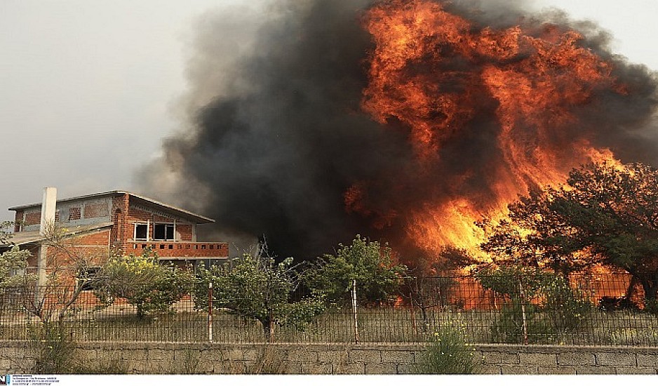 Κορινθία: Εκτός ελέγχου η φωτιά - Νέο μήνυμα από το 112. Πλησιάζει τα Μέγαρα. Εκκενώνονται  οικισμοί