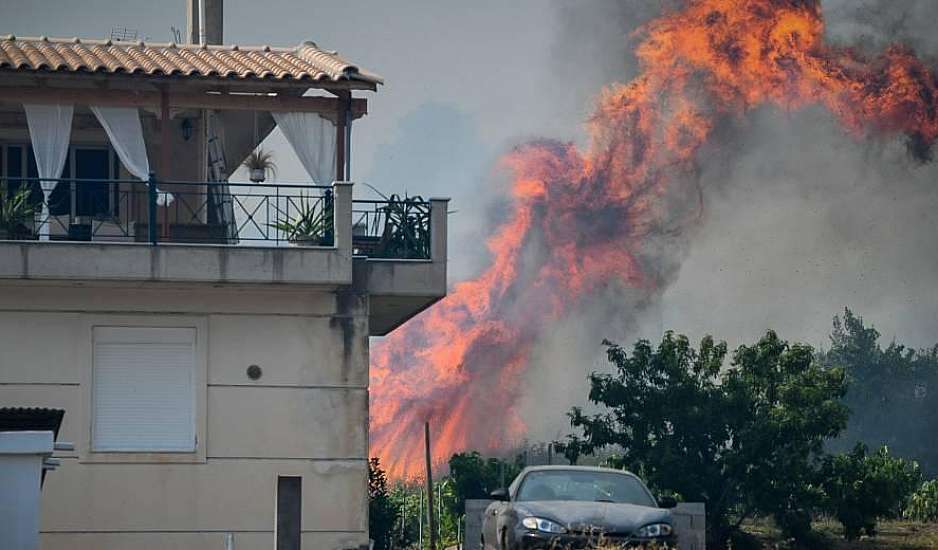 Ηλεία: Ανεξέλεγκτο το πύρινο μέτωπο – Καίγονται σπίτια