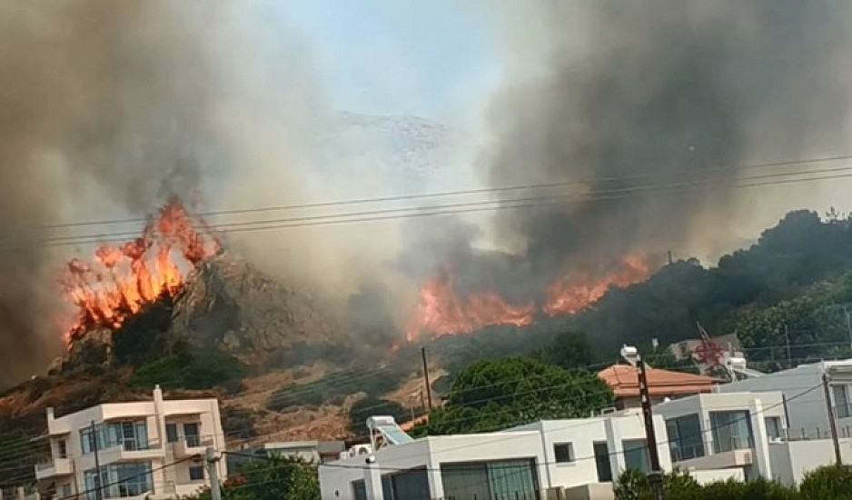 Φωτιά στο Λαγονήσι: Εκκενώθηκαν σπίτια, συνεχίζεται η μάχη με τις φλόγες