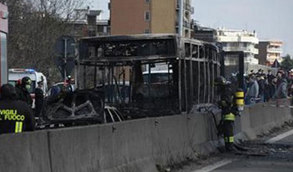 Άνδρας έβαλε φωτιά σε λεωφορείο που επέβαιναν 51 παιδιά με τους γονείς τους