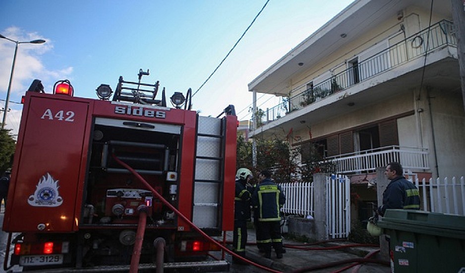 Υπό έλεγχο η φωτιά σε διαμέρισμα στα Μελίσσια – Απομακρύνθηκαν 4 άτομα, ένα στο νοσοκομείο