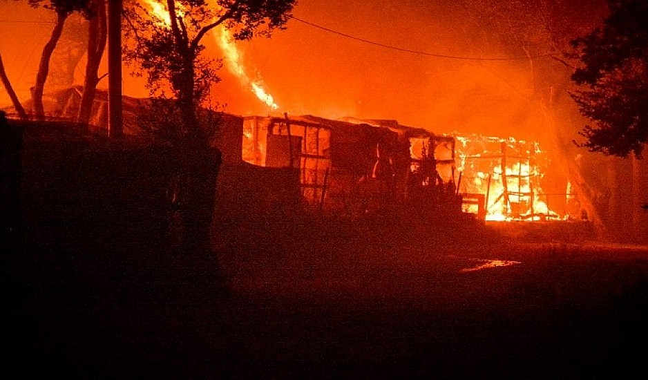 Μεγάλη φωτιά στη Μόρια: Φωνάζουν και τρέχουν πανικόβλητοι για να σωθούν