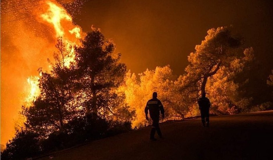 Πύρινη νύχτα: Πέρασαν την Εθνική Οδό οι φλόγες στη Μαλακάσα. Ώρες αγωνίας για την Πάρνηθα