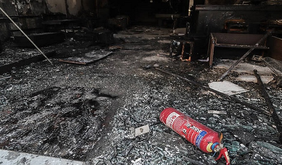 Τραγωδία στον Πειραιά: Άναψαν φωτιά για να ζεσταθούν και κάηκε 3χρονο κοριτσάκι