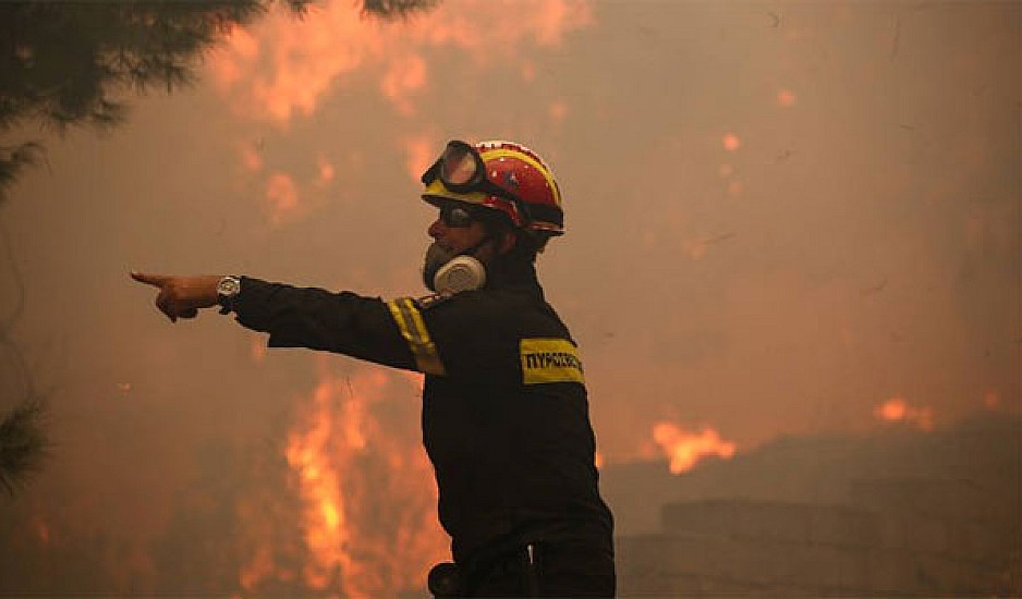 Εύβοια: Στο νοσοκομείο ένας πυροσβέστης που επιχειρούσε στη μεγάλη φωτιά