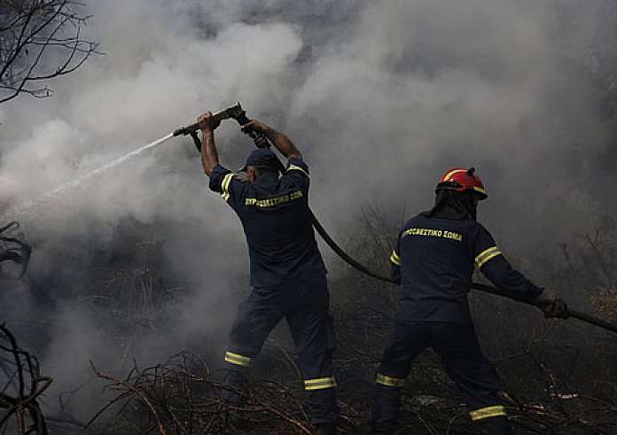 Σε ύφεση η φωτιά στην Κεφαλονιά – Παραμένουν ισχυρές δυνάμεις για τις αναζωπυρώσεις