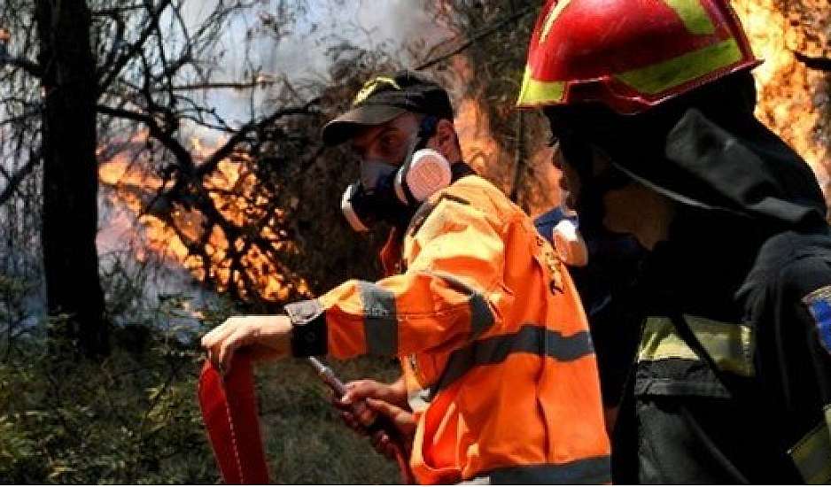 Δύσκολη η νύχτα στις Κεχριές: Ξεκίνησαν ρίψεις τα ενάερια μέσα - Πληροφορίες για 10 καμένα σπίτια