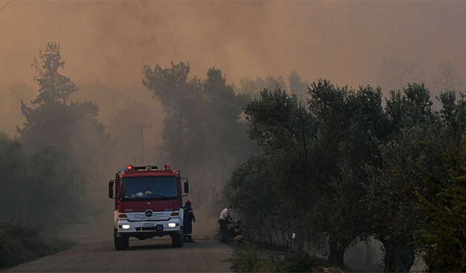 Εκκενώθηκε προληπτικά το χωριό Σταυρός από την φωτιά στην Εύβοια