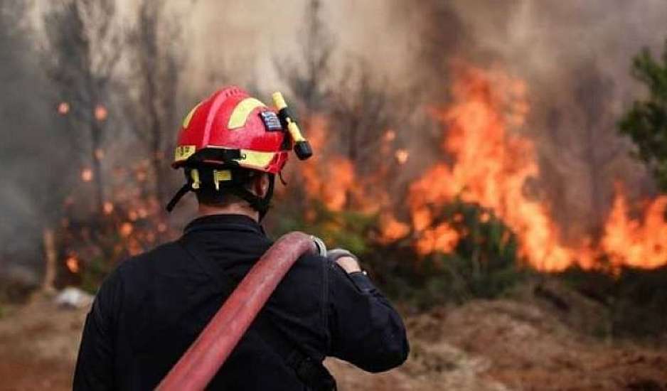 Μάχη με τις φλόγες σε Ασπρόπυργο και Κάρυστο