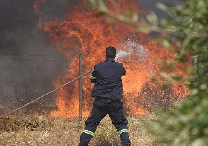 Σε εξέλιξη οι φωτιές σε Μακρακώμη Φθιώτιδας και Υλίκη Βοιωτίας