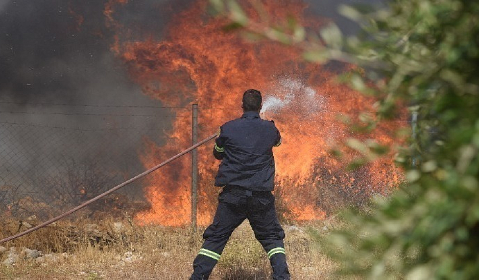 Εύβοια: Φωτιά στα Νέα Στύρα – Τραυματίστηκε πυροσβέστης