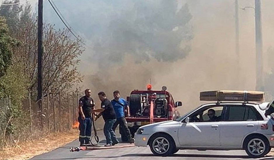 Φωτιά ανάμεσα σε Ραφήνα και Αρτέμιδα: Απομακρύνονται κάτοικοι από τα σπίτια