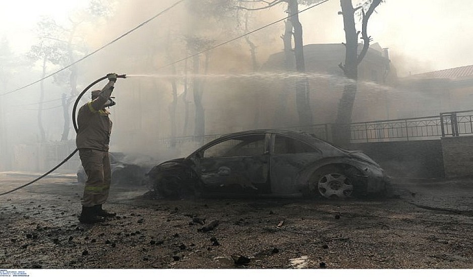 Φωτιά στη Σταμάτα: Κάηκαν σπίτια και αυτοκίνητα - Μέσα σε μισή ώρα πήραν όλα φωτιά  Δείτε live