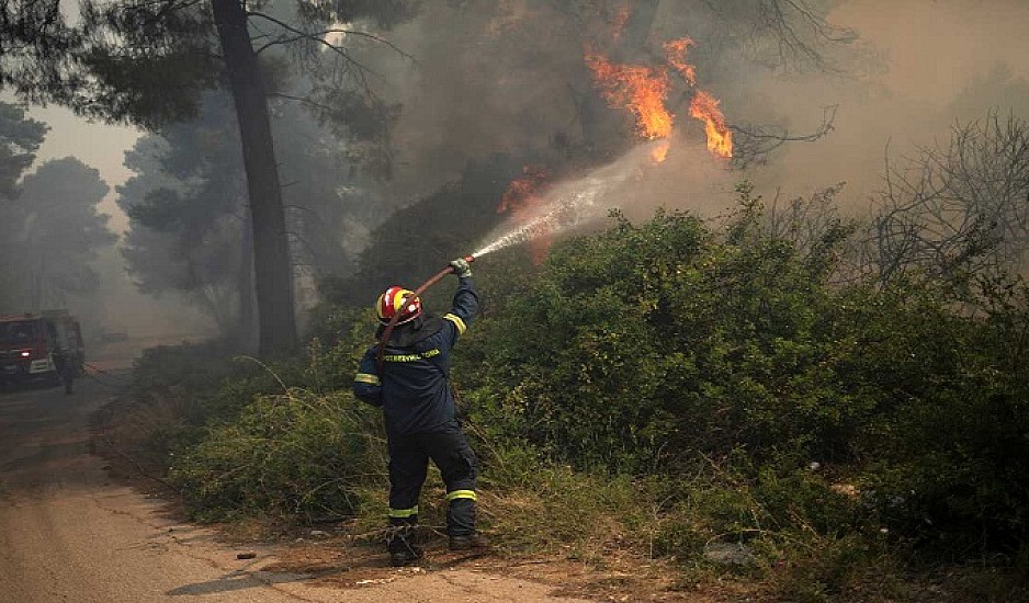 Φωτιά σε Κορινθία: Αναζωπύρωσεις και διάσπαρτες εστίες - Εκκενώνεται ο οικισμός Παπαγιαννέικα