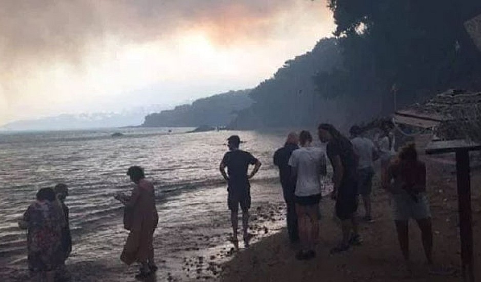 Φωτιά στην Αττική: Πολλοί νεκροί στη θάλασσα. Μικρά παιδιά ανάμεσα στα θύματα