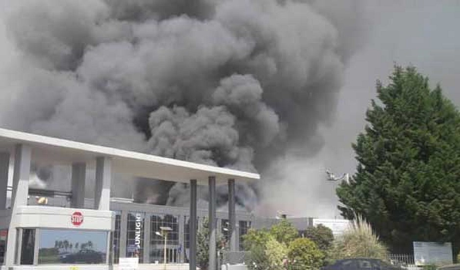 Συναγερμός για την φωτιά σε εργοστάσιο μπαταριών στην Ξάνθη. Βίντεο