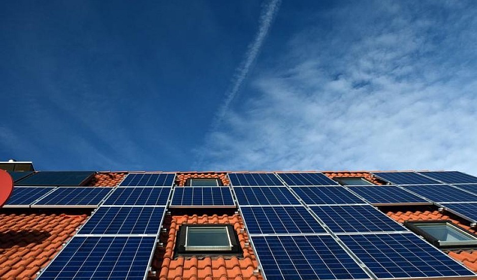Επιδότηση ηλιακού θερμοσίφωνα και πρόγραμμα Φωτοβολταϊκά στη Στέγη – Ανοίγουν οι αιτήσεις