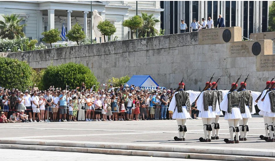 Πάνω από 1.000 τουρίστες στην αλλαγή της προεδρικής φρουράς