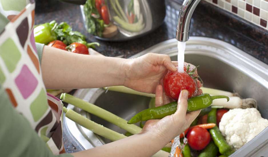Γιατί δεν είναι καλό να ξεφλουδίζετε φρούτα και λαχανικά πριν τα πλύνετε