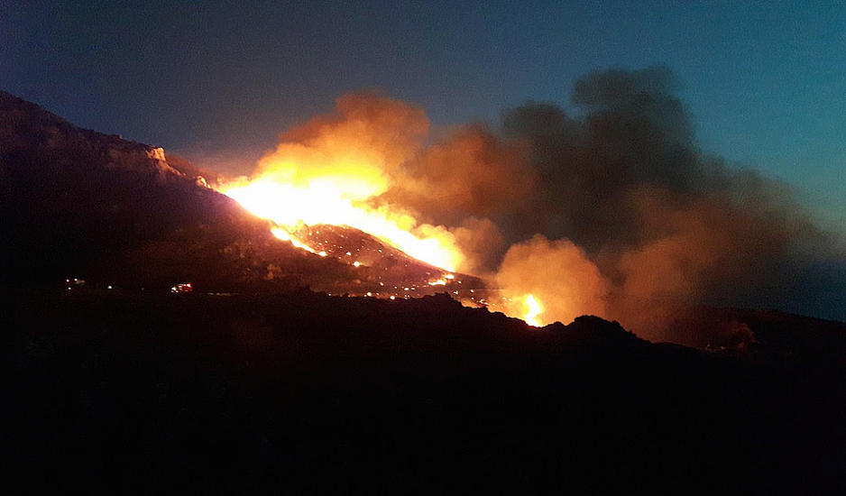 Ολονύκτια μάχη με τις φλόγες στη Μάνη – Εκκενώθηκαν πέντε οικισμοί