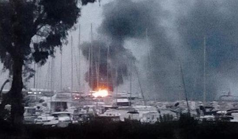 Συναγερμός στην Πάτρα: Φωτιά σε ιστιοφόρα στο παλιό λιμάνι