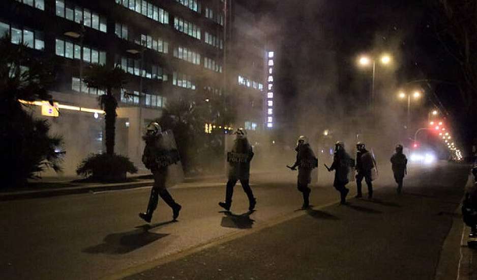 Επεισόδια έξω από τη ΓΑΔΑ στη φοιτητική πορεία – Χημικά, κυνηγητό και προσαγωγές διαδηλωτών