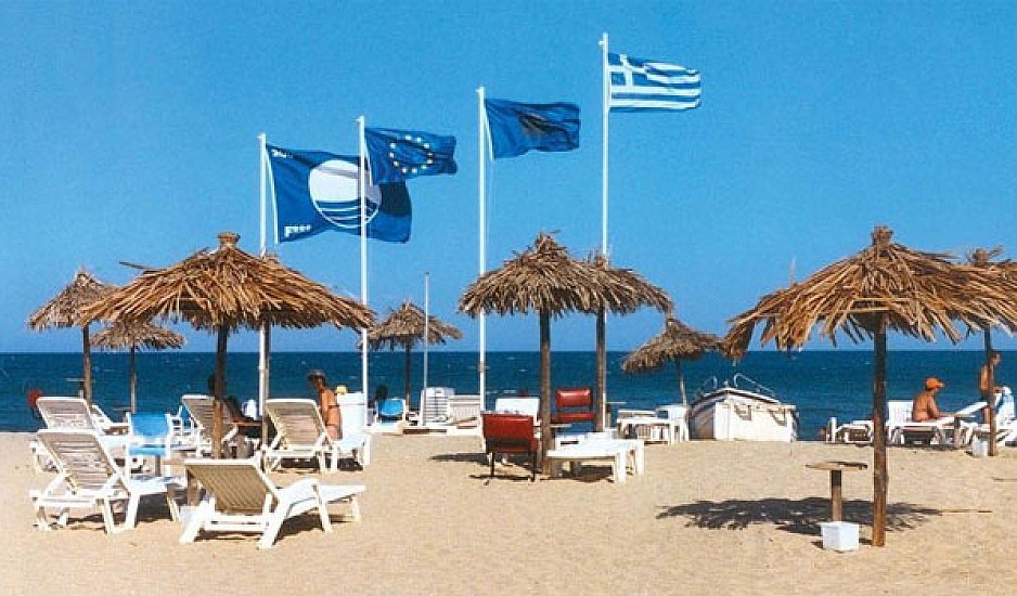 Γιατί αφαιρέθηκαν οι Γαλάζιες Σημαίες από 38 ελληνικές ακτές
