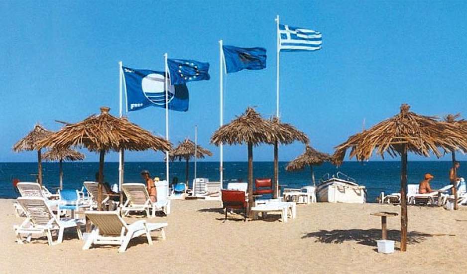 Γαλάζιες Σημαίες: Οι 617 βραβευμένες παραλίες – Ποια περιοχή της Ελλάδας κατέκτησε την πρωτιά
