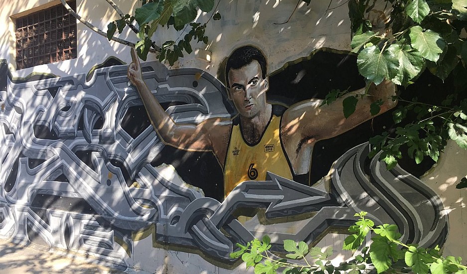 Εντυπωσιακό γκράφιτι για τον Νίκο Γκάλη στην Αθήνα
