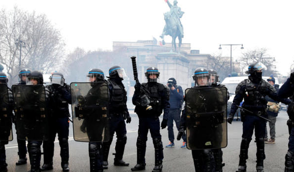 Κίτρινα γιλέκα: Ξύλο και δακρυγόνα στους δρόμους του Παρισιού